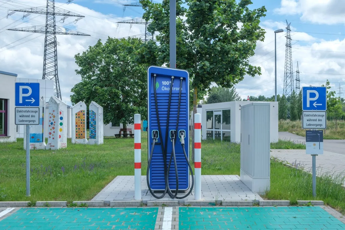 Estación de carga rápida pública para vehículos eléctricos con cargador conectado