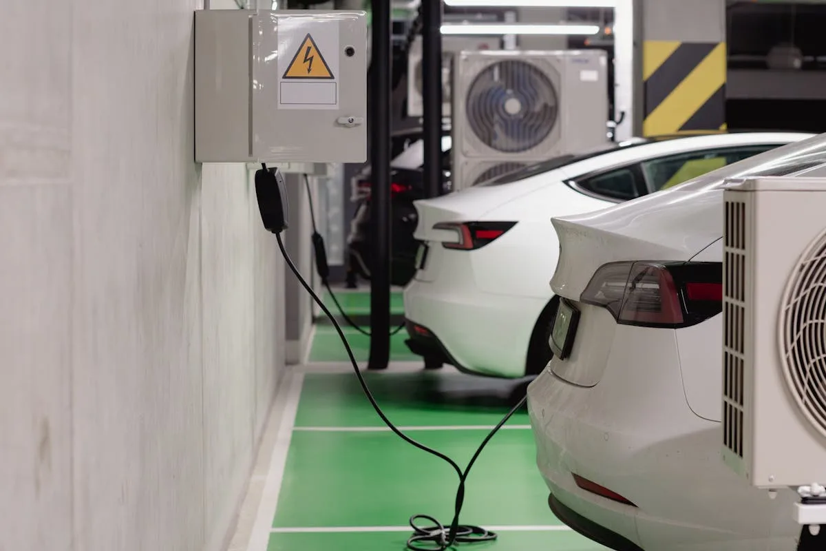 Coches eléctricos ecológicos aparcados en un parking subterráneo